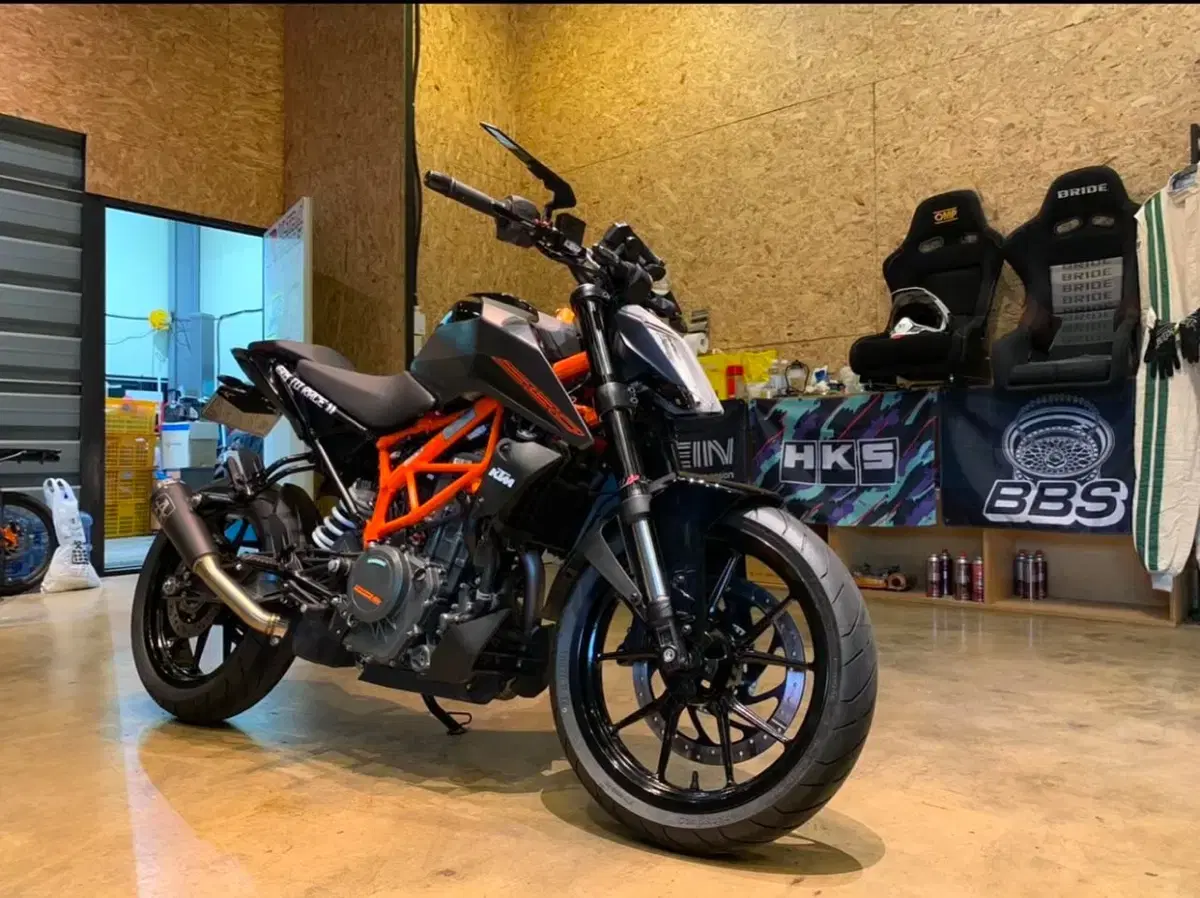 ktm 듀크390 신차급. 24년 5월출고. 900km주행. 카드결제가능